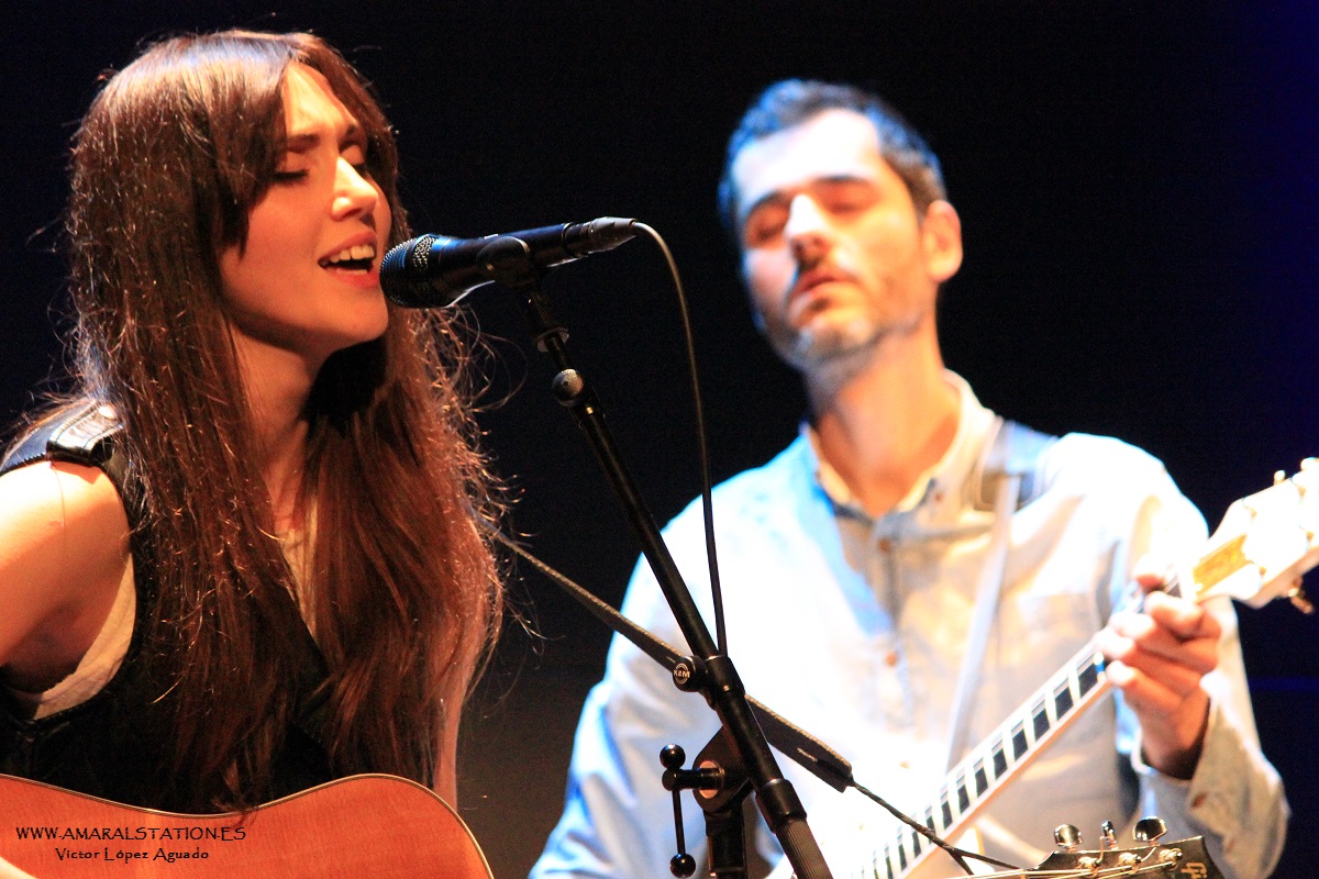 THE BRIGHT: Brillando a dos guitarras.