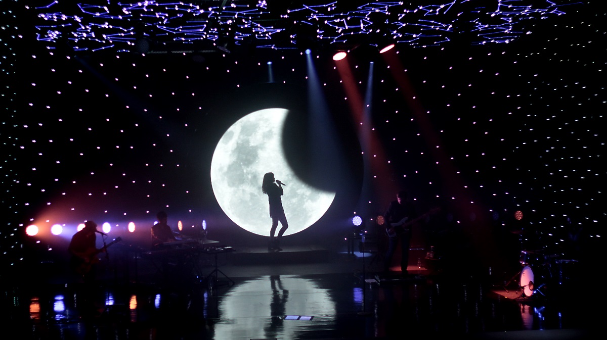 AMARAL A LA LUZ DE LAS ESTRELLAS.